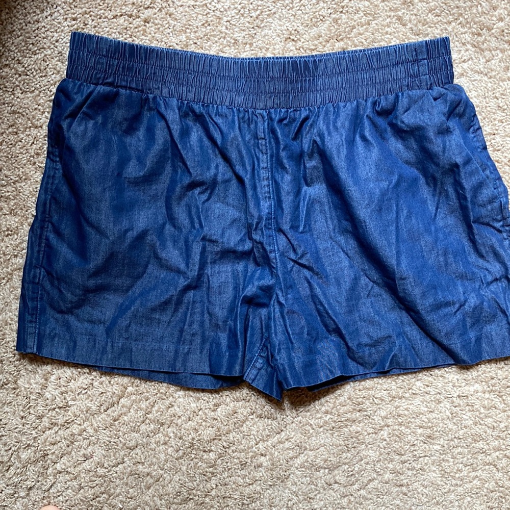 Pull-on lightweight denim shorts. Wide-leg fit